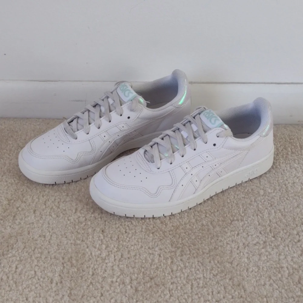 Women's Asics size 7 color white court shoe - Picture 4 of 6